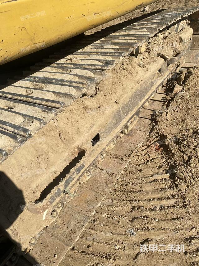 單側(cè)履帶整體(整機(jī)外觀) 單側(cè)履帶整體(整機(jī)外觀)