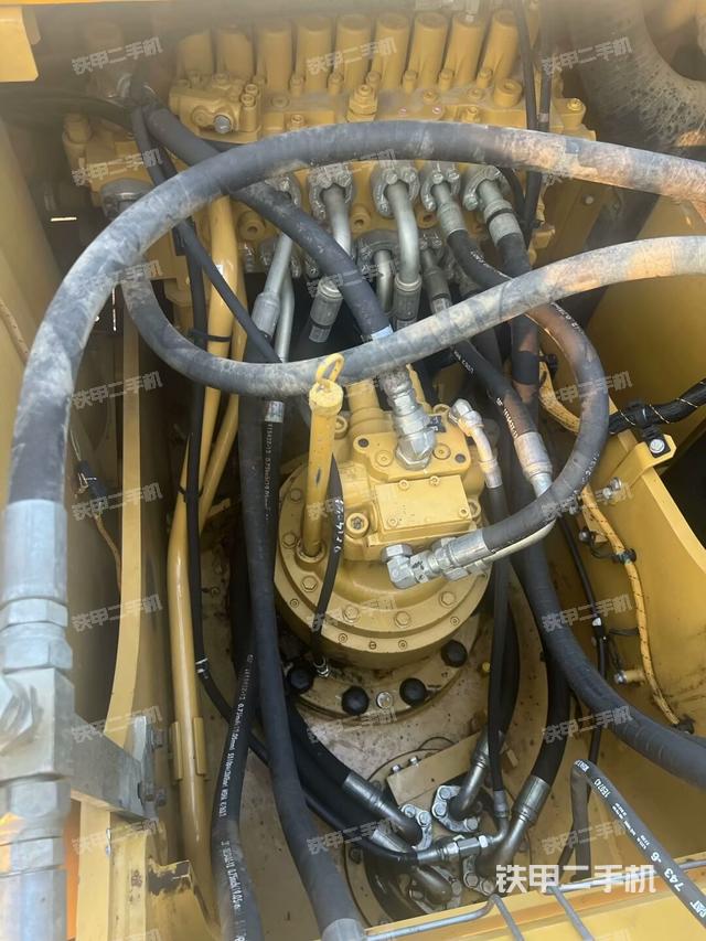 回转马达和主控阀（整机外观）