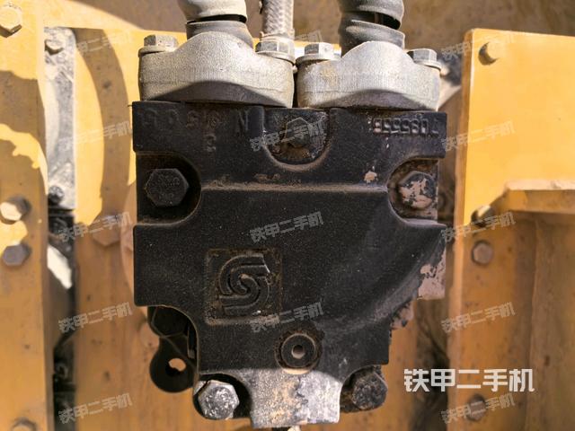 前車架正右側（壓路機前后車架）