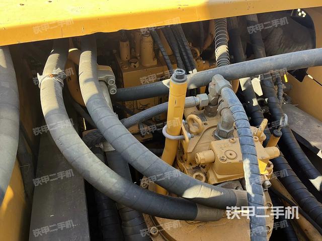 回轉馬達和主控閥（整機外觀）