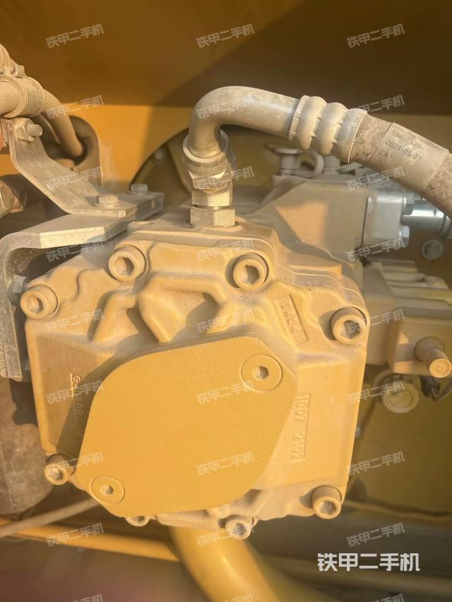 液压泵舱室正面整体（整机外观）