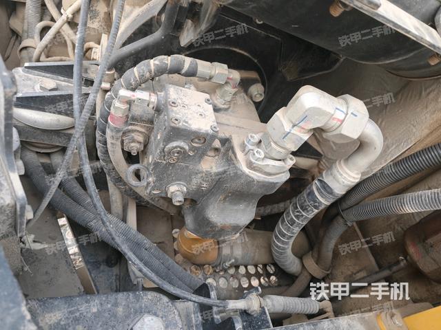 液壓泵艙室正面整體(整機外觀) 液壓泵艙室正面整體(整機外觀)