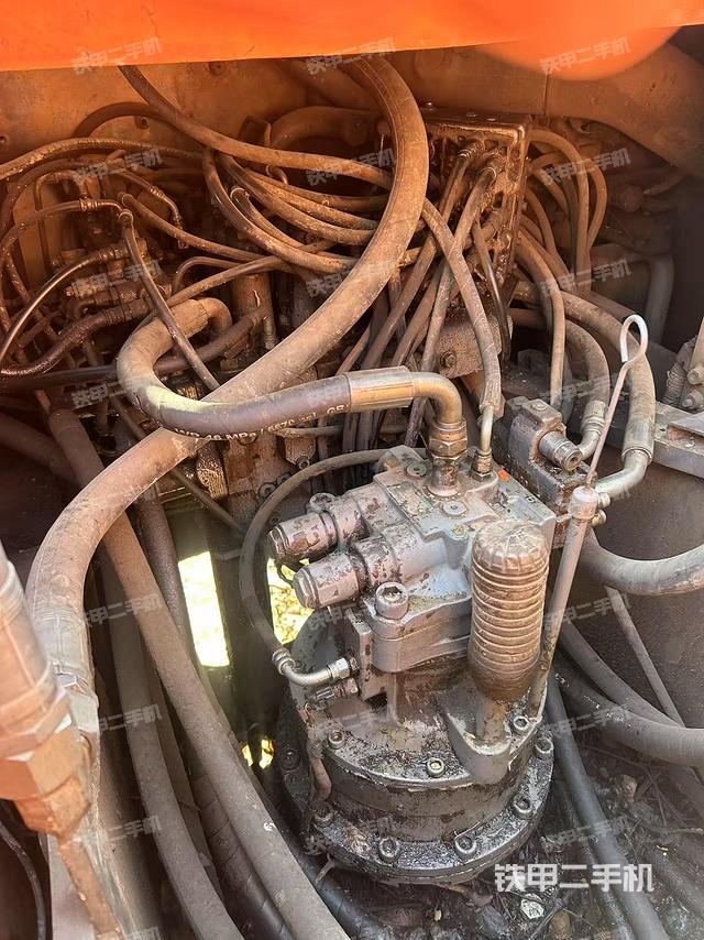 回转马达和主控阀（整机外观）