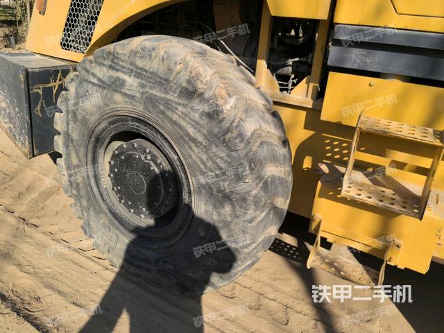 前輪左側減震塊連接及部件（壓路機前后車架）