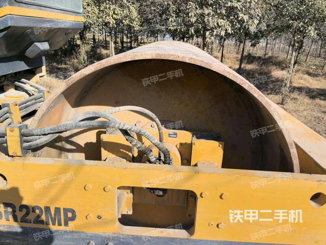 后輪右側全景（壓路機前后車架）