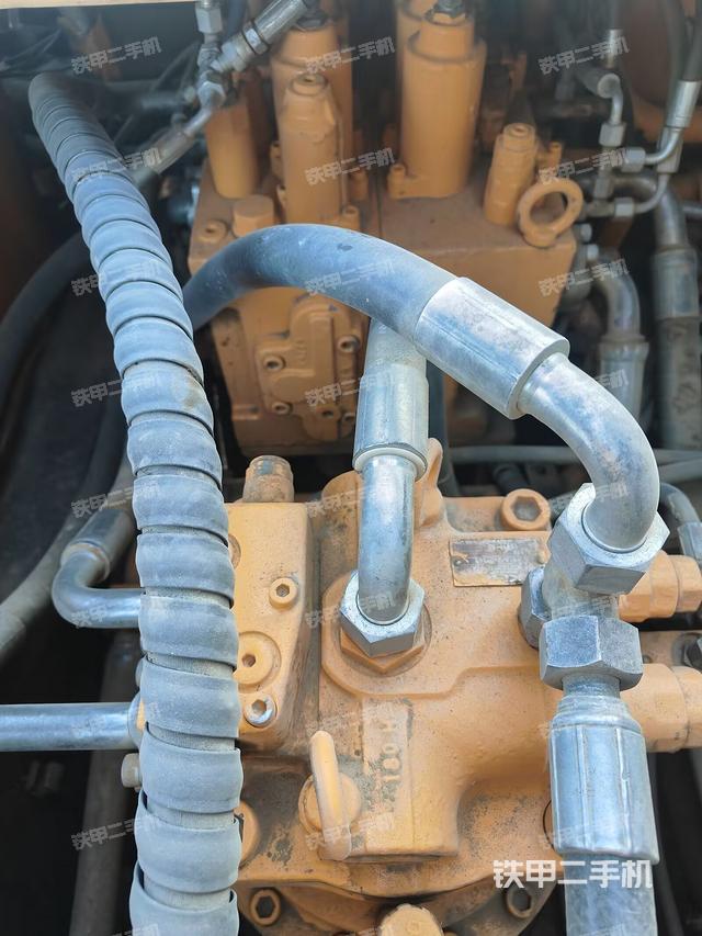 回轉(zhuǎn)馬達(dá)和主控閥（整機(jī)外觀）