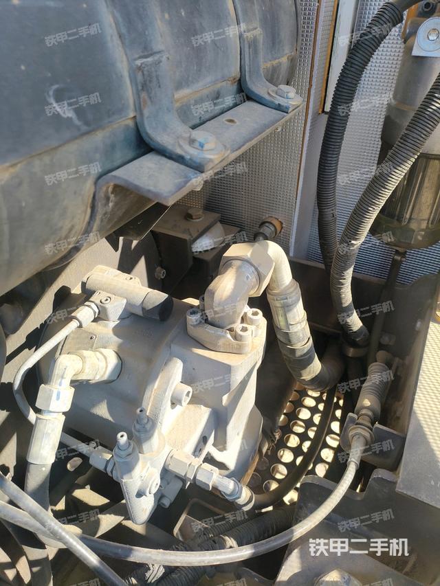 液壓泵艙室正面整體（整機外觀）