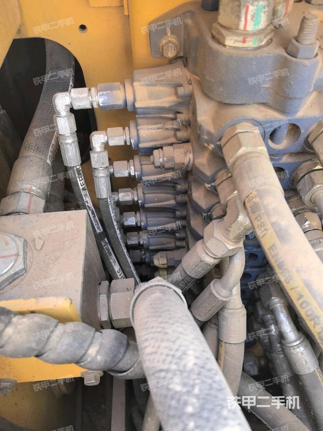 回轉(zhuǎn)馬達(dá)和主控閥（整機(jī)外觀）