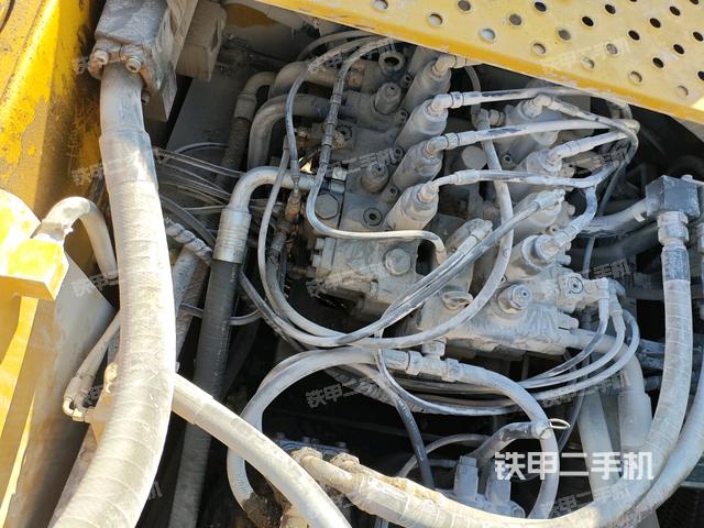 回轉(zhuǎn)馬達(dá)和主控閥（整機(jī)外觀）