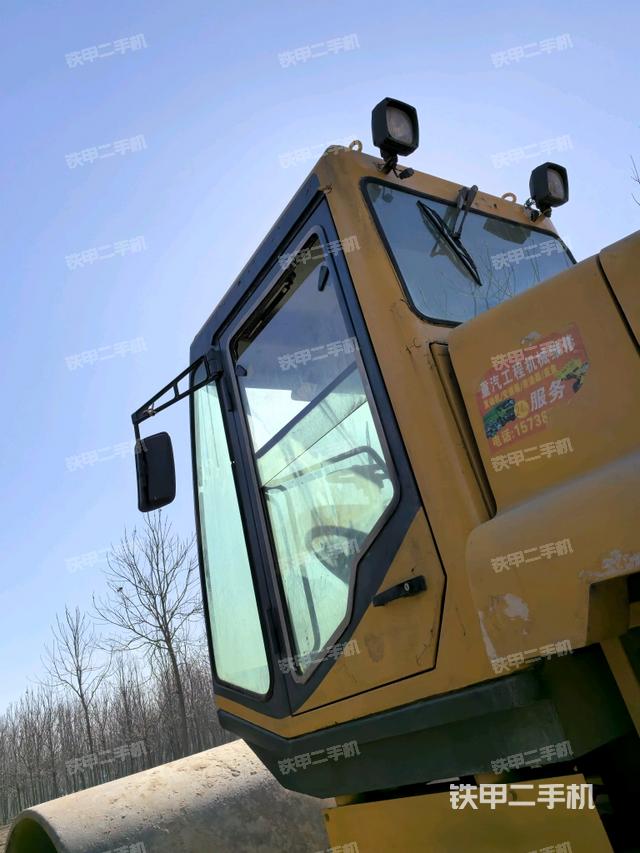 右側正面照（壓路機駕駛室）