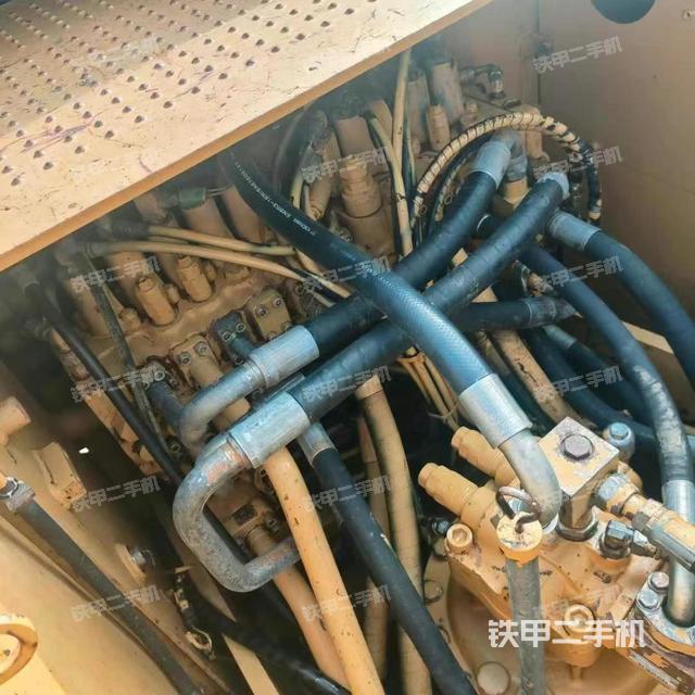 回转马达和主控阀（整机外观）