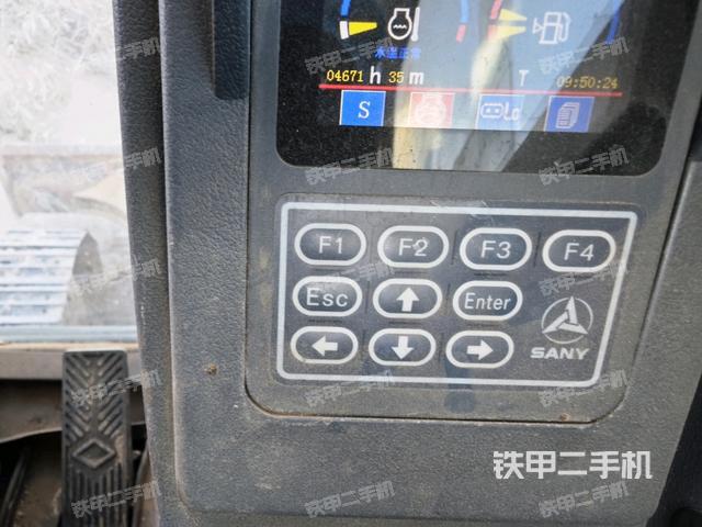 駕駛室頂部(整機(jī)外觀) 駕駛室頂部(整機(jī)外觀)