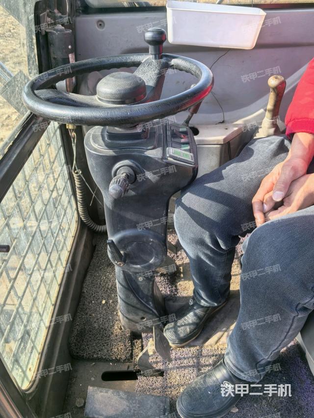 行走控制手柄和踏板?俯拍（駕駛室部分）