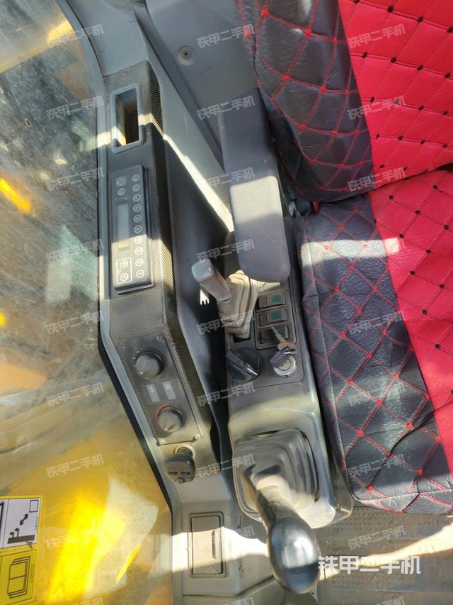 座椅右側(cè)控制臺(tái)/鑰匙門(mén)/油門(mén)/含右手柄（駕駛室部分）