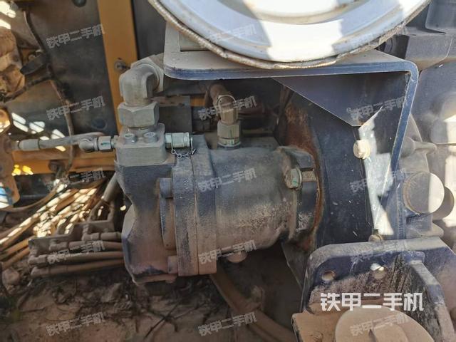 液壓泵艙室正面整體（整機外觀）