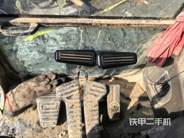 行走控制手柄和踏板?俯拍(駕駛室部分) 行走控制手柄和踏板?俯拍(駕駛室部分)