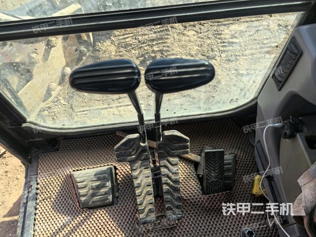 行走控制手柄和踏板?俯拍（駕駛室部分）