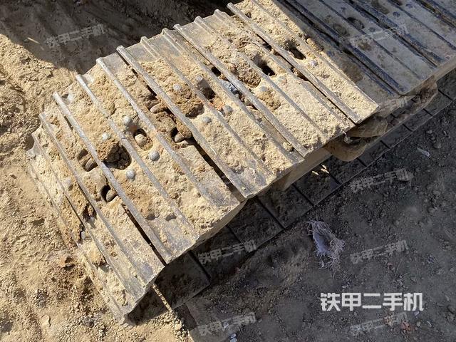 單側(cè)履帶整體(整機(jī)外觀) 單側(cè)履帶整體(整機(jī)外觀)