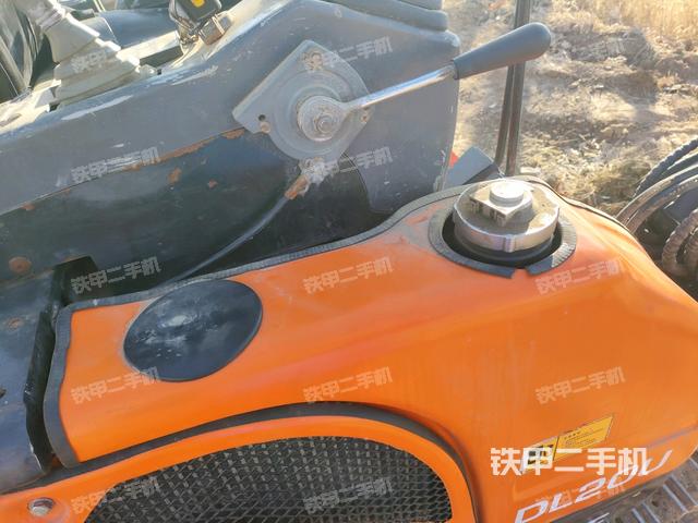 回轉(zhuǎn)馬達(dá)和主控閥（整機(jī)外觀）