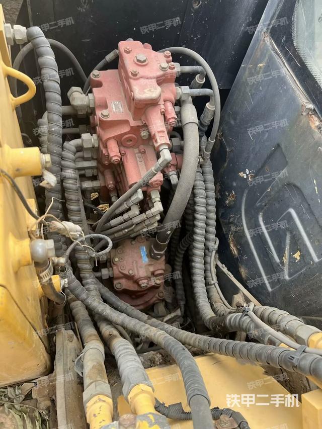 回转马达和主控阀（整机外观）