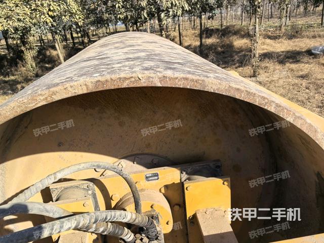 后輪左側全景（壓路機前后車架）