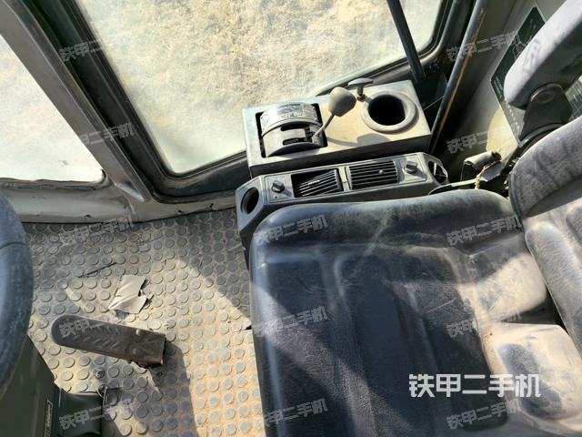 駕駛室內座椅、儀表操作手柄全景（壓路機駕駛室）