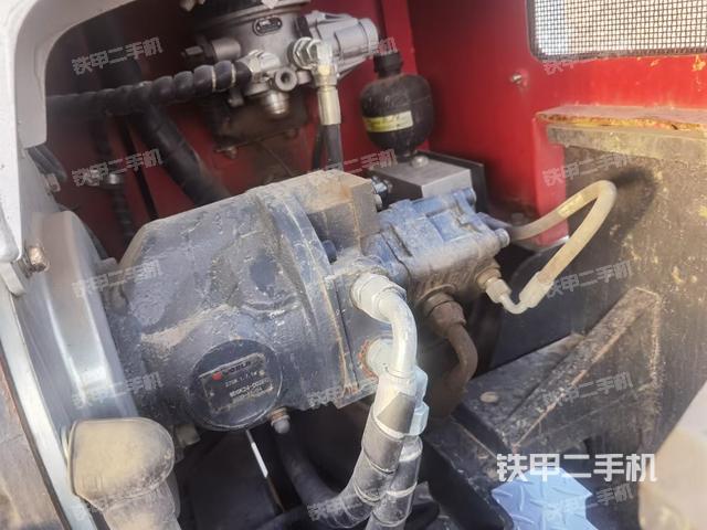 液壓泵艙室正面整體(整機(jī)外觀) 液壓泵艙室正面整體(整機(jī)外觀)