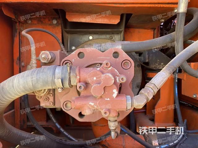 液壓泵艙室正面整體(整機(jī)外觀) 液壓泵艙室正面整體(整機(jī)外觀)