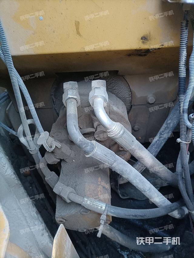 液压泵舱室正面整体（整机外观）