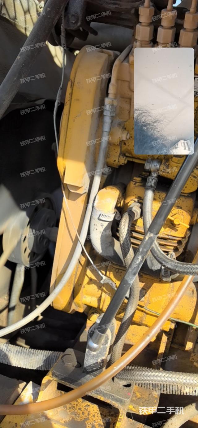 發(fā)動機上部全景（壓路機發(fā)動機艙）