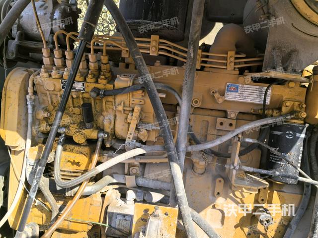 發(fā)動機右側全景（壓路機發(fā)動機艙）