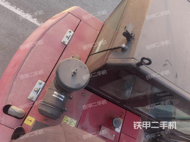 駕駛室頂部(整機(jī)外觀) 駕駛室頂部(整機(jī)外觀)