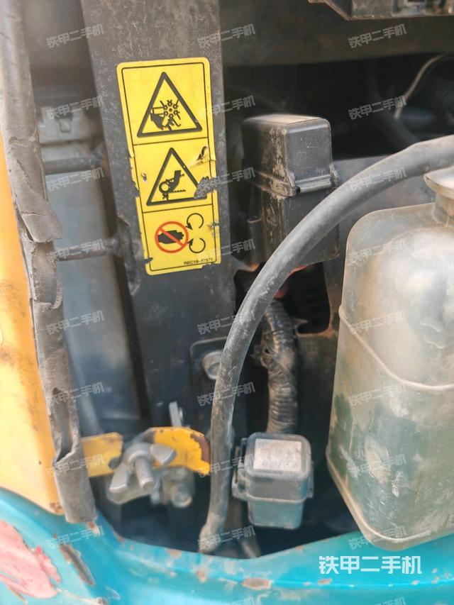 液壓泵艙室正面整體（整機外觀）