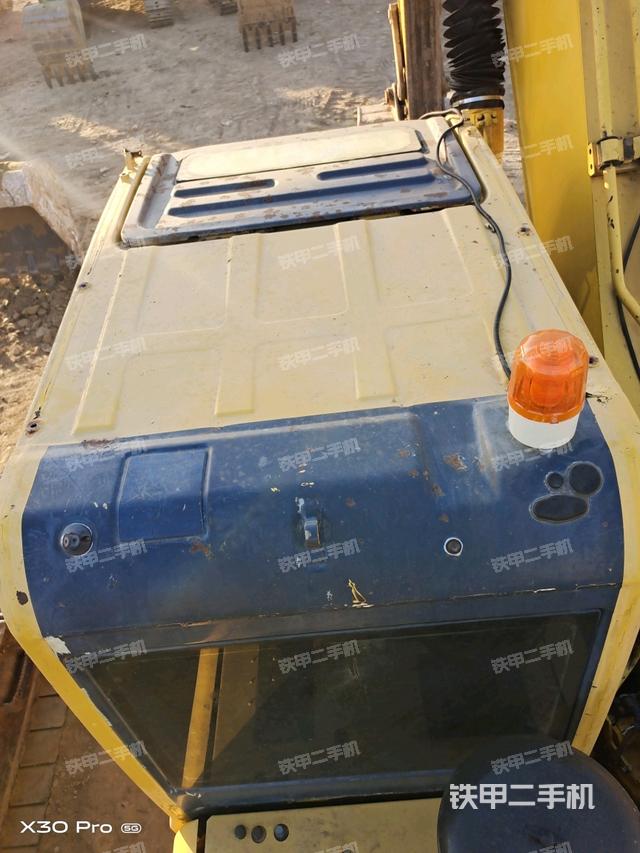 駕駛室頂部(整機(jī)外觀) 駕駛室頂部(整機(jī)外觀)