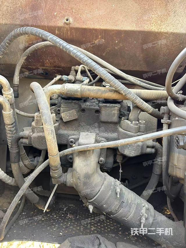 液压泵舱室正面整体（整机外观）