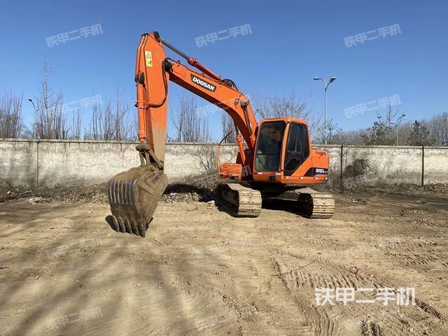 駕駛室頂部(整機(jī)外觀) 駕駛室頂部(整機(jī)外觀)