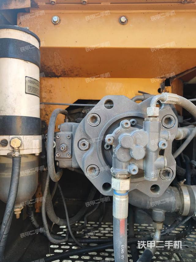 液壓泵艙室正面整體（整機(jī)外觀）