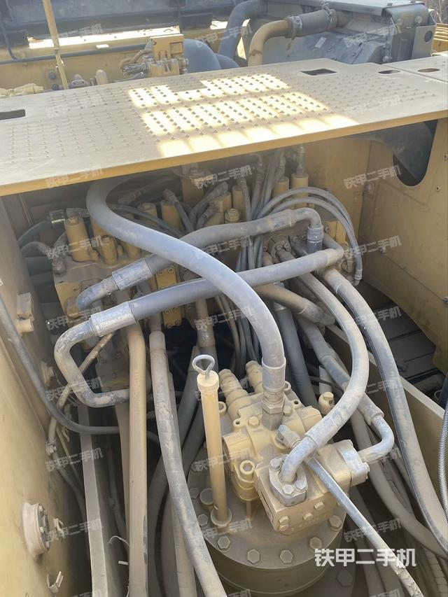 回轉(zhuǎn)馬達(dá)和主控閥(整機(jī)外觀) 回轉(zhuǎn)馬達(dá)和主控閥(整機(jī)外觀)