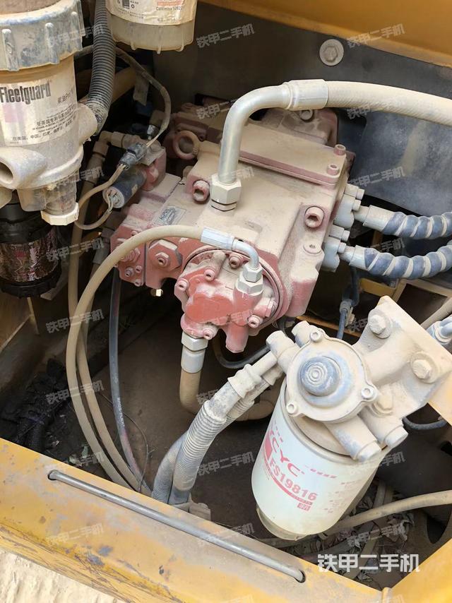 液压泵舱室正面整体（整机外观）