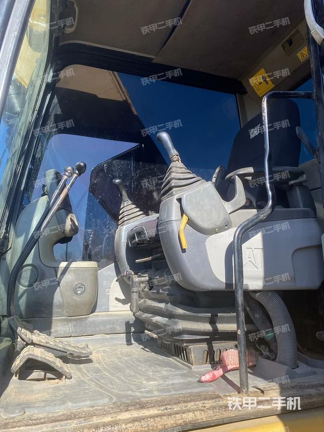 駕駛室整體(整機(jī)外觀) 駕駛室整體(整機(jī)外觀)