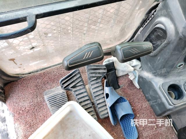 行走控制手柄和踏板?俯拍(駕駛室部分) 行走控制手柄和踏板?俯拍(駕駛室部分)