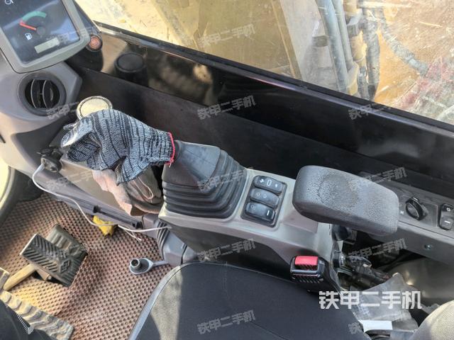 座椅右側(cè)控制臺(tái)/鑰匙門/油門/含右手柄（駕駛室部分）