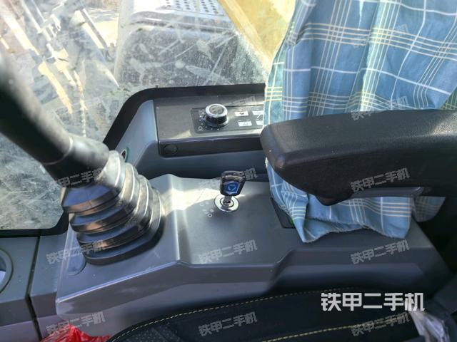 座椅右側(cè)控制臺(tái)/鑰匙門/油門/含右手柄(駕駛室部分) 座椅右側(cè)控制臺(tái)/鑰匙門/油門/含右手柄(駕駛室部分)