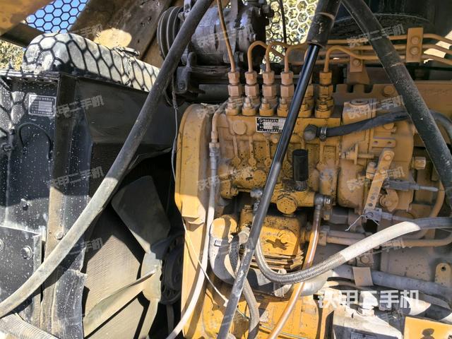 發(fā)動機左側全景（壓路機發(fā)動機艙）