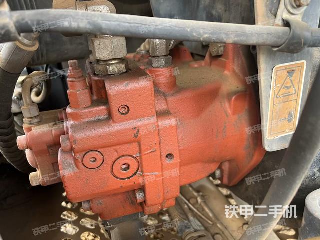 液压泵舱室正面整体（整机外观）