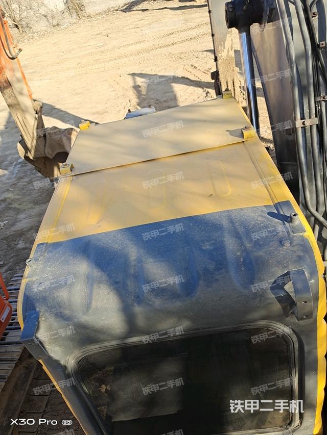 駕駛室頂部(整機(jī)外觀) 駕駛室頂部(整機(jī)外觀)