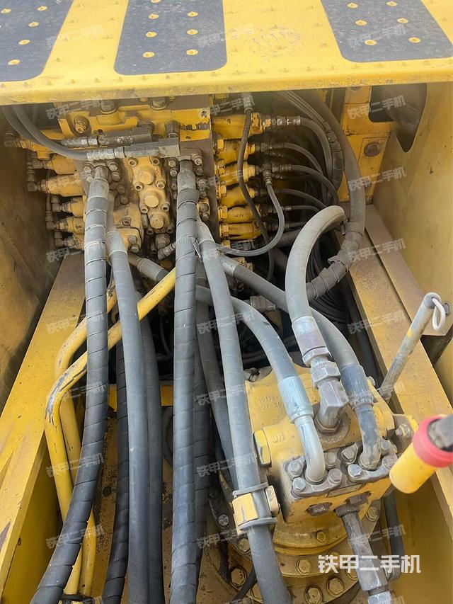 回轉(zhuǎn)馬達(dá)和主控閥(整機(jī)外觀) 回轉(zhuǎn)馬達(dá)和主控閥(整機(jī)外觀)