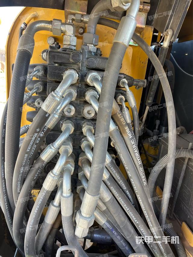 回轉(zhuǎn)馬達(dá)和主控閥（整機(jī)外觀）