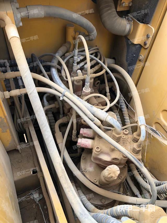 回转马达和主控阀（整机外观）