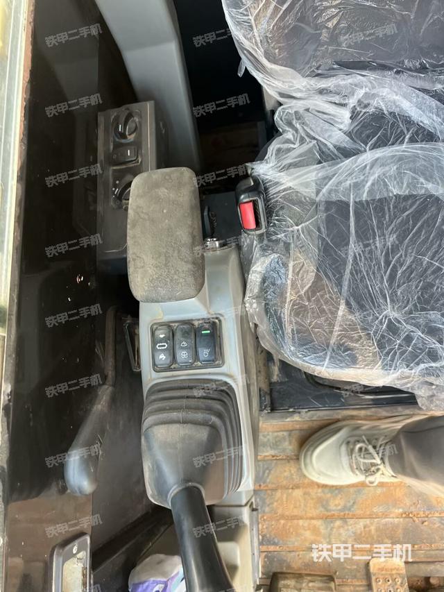 回转马达和主控阀（整机外观）